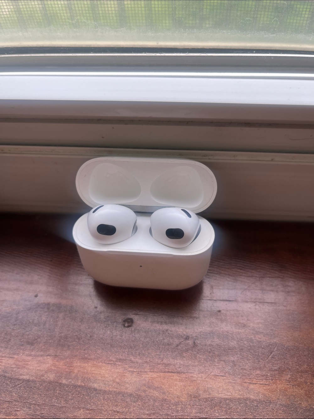 Apple White True Wireless Earbuds with Charging Case